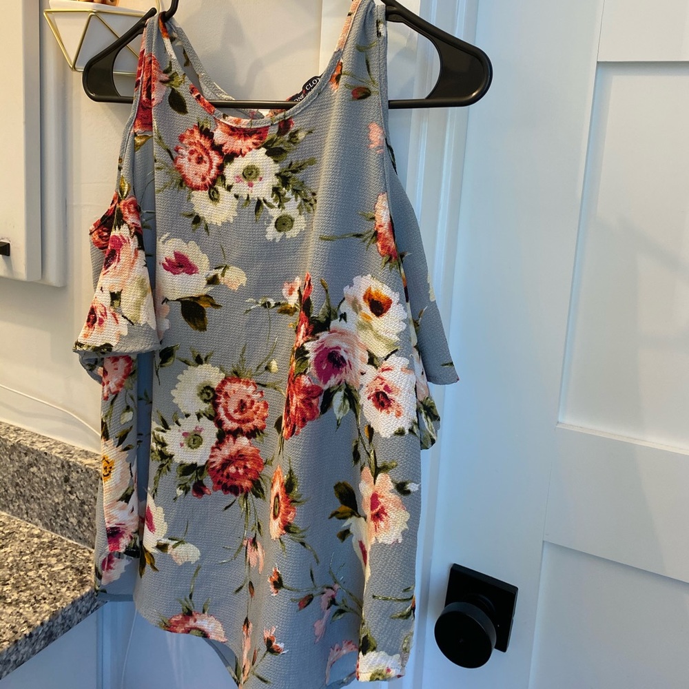 Floral top! - Picture 4 of 4